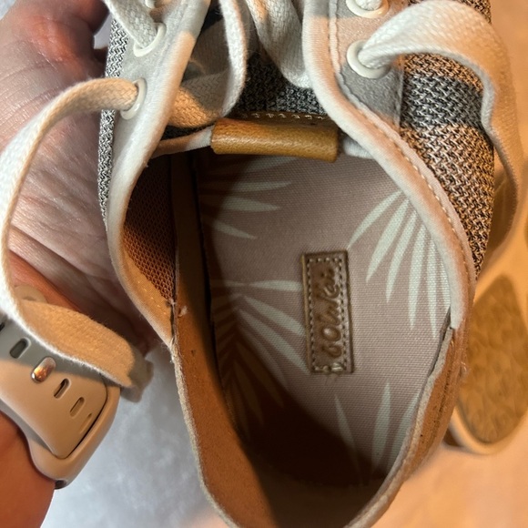 OluKai tan/gray sneakers with fold down heel and laces size 7 - Picture 7 of 9